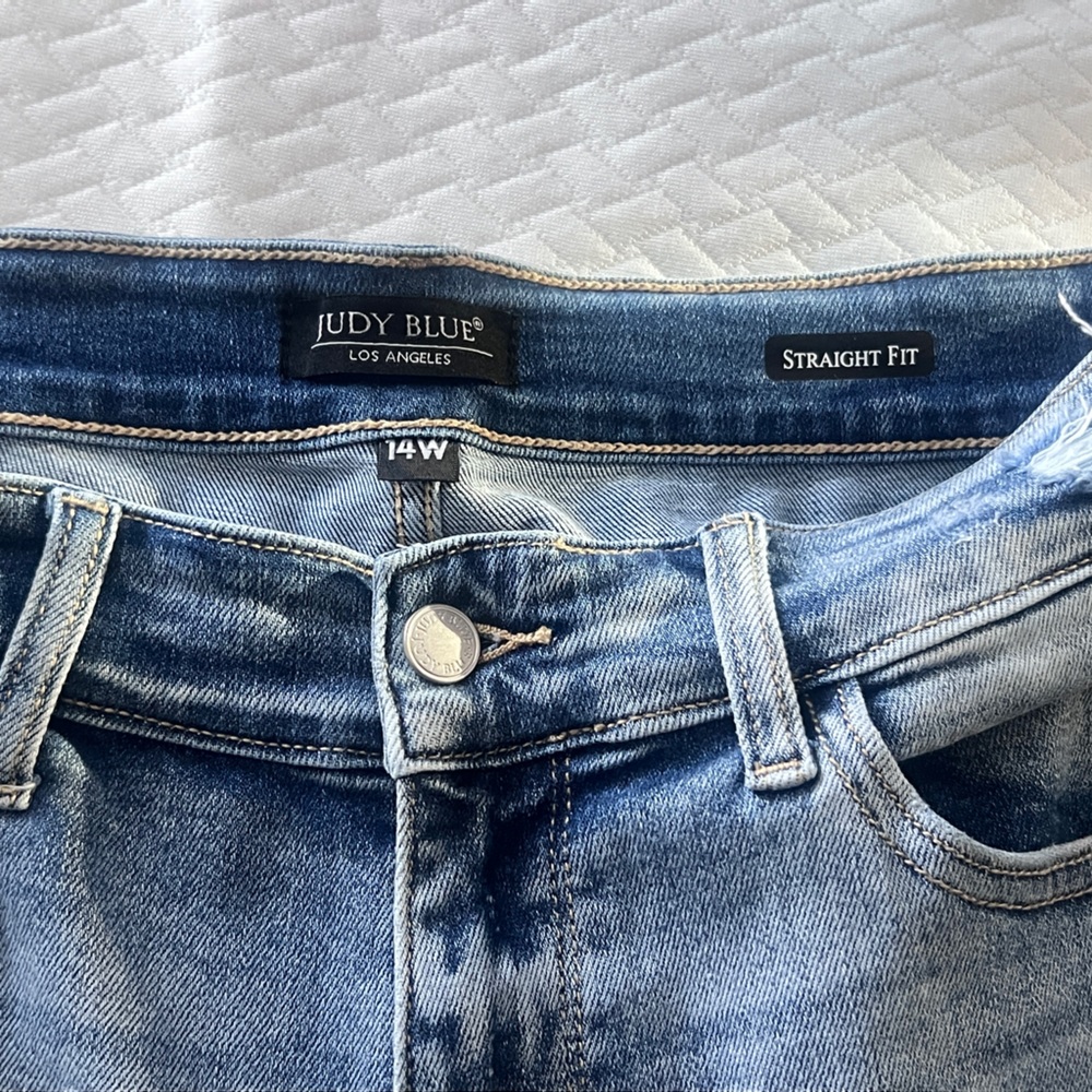 Judy Blue Light Wash Straight Fit Jeans - Picture 13 of 13